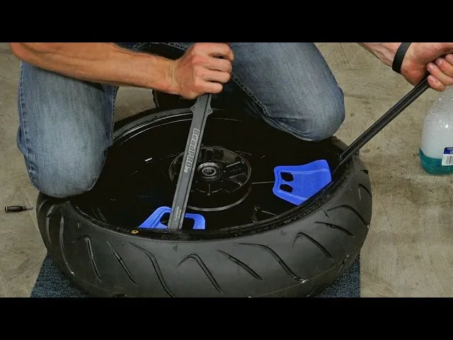 Changer et équilibrer soi même ses pneus par Motorcyclist
