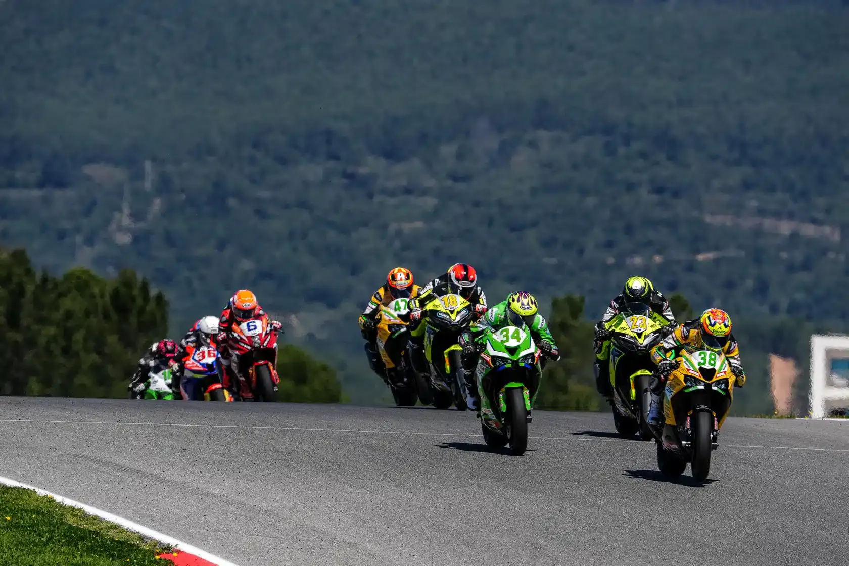 + de 240 kmh en Aprilia RS660, Suzuki GSX-8R, Yamaha R7 en championnat Sportbike, on vous - 01