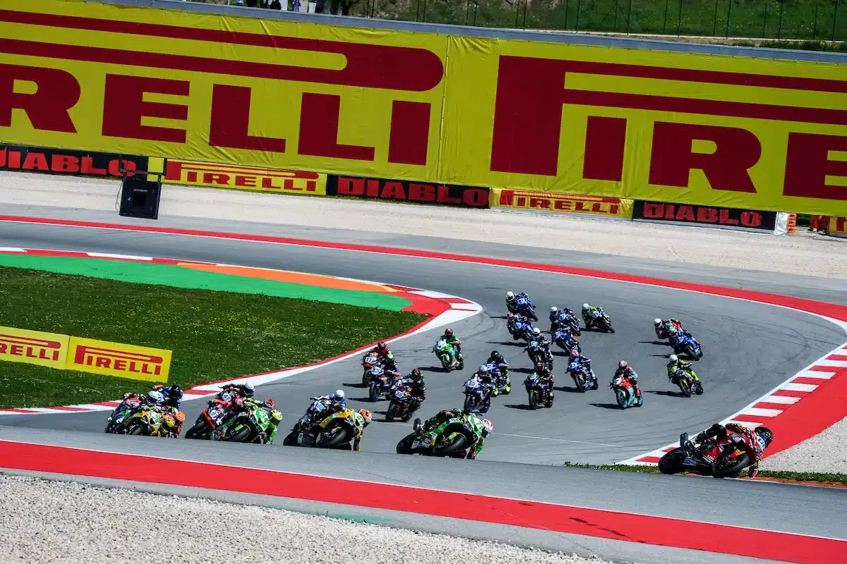 + de 240 kmh en Aprilia RS660, Suzuki GSX-8R, Yamaha R7 en championnat Sportbike, on vous - 03