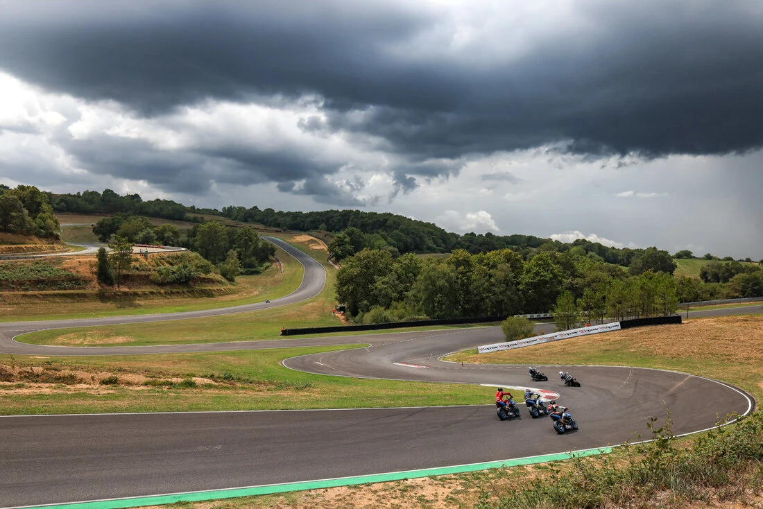 Devenir pilote de course en Suzuki GSX-8S Cup - 14