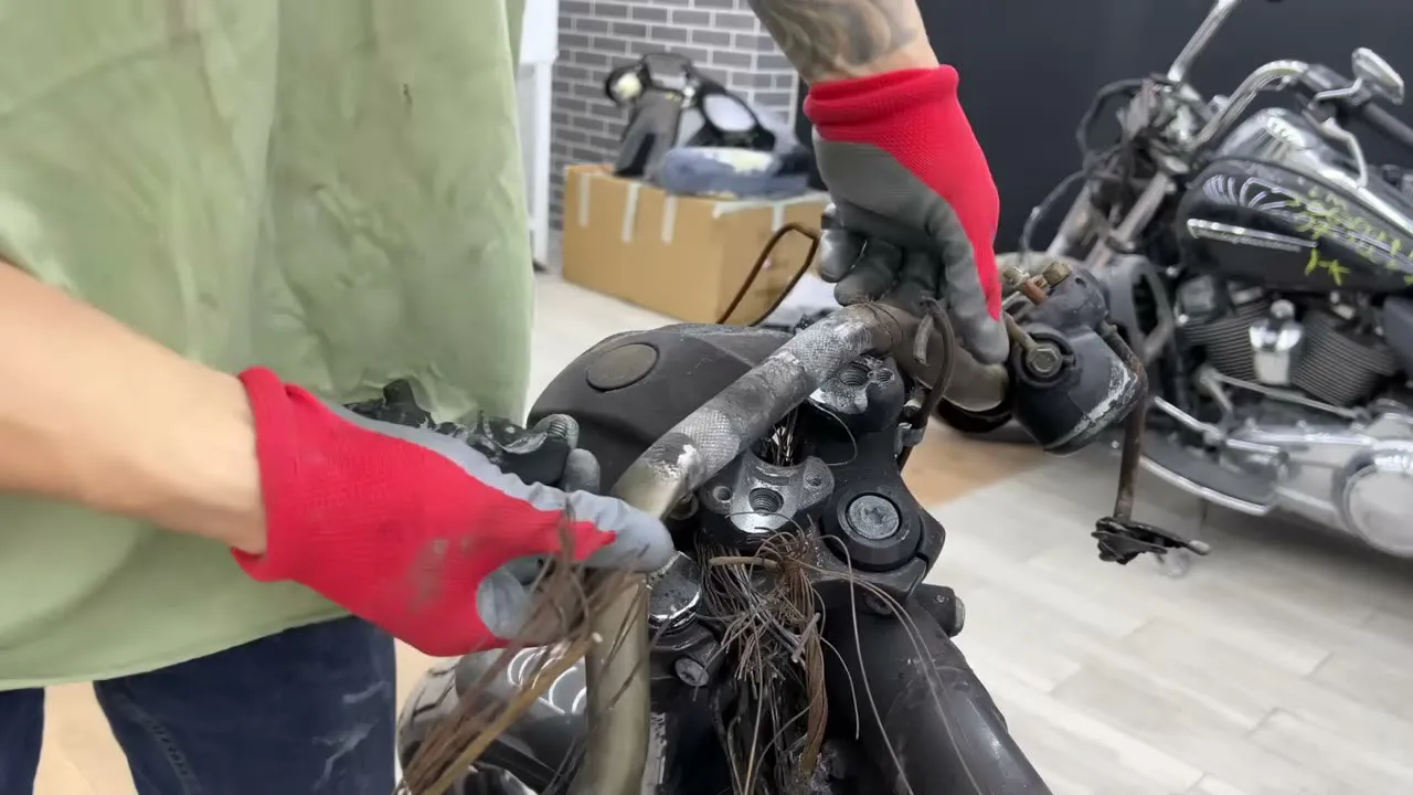 HARLEY DAVIDSON brûlée qui renaît - 03