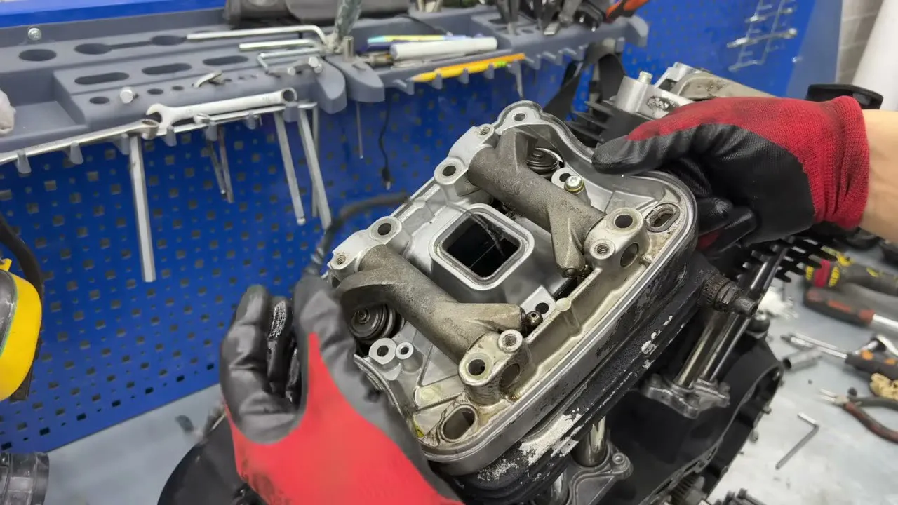 HARLEY DAVIDSON brûlée qui renaît - 15
