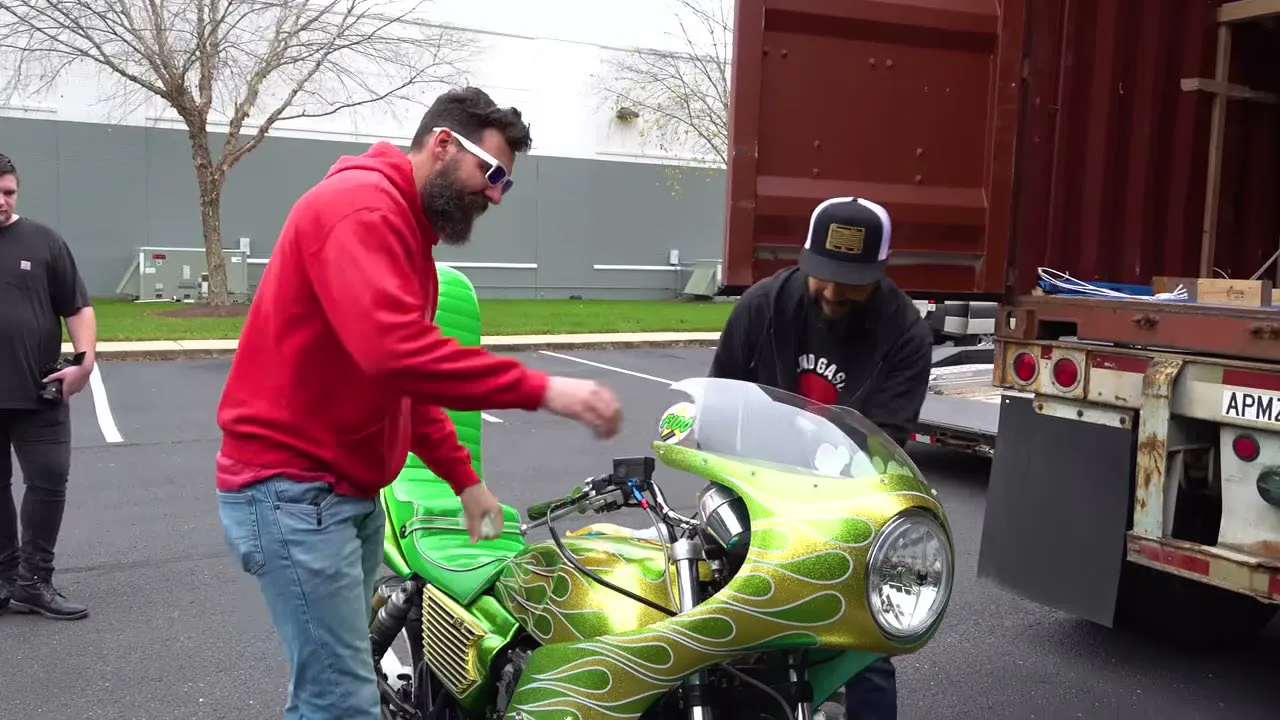 Il achète un container rempli de motos - 05