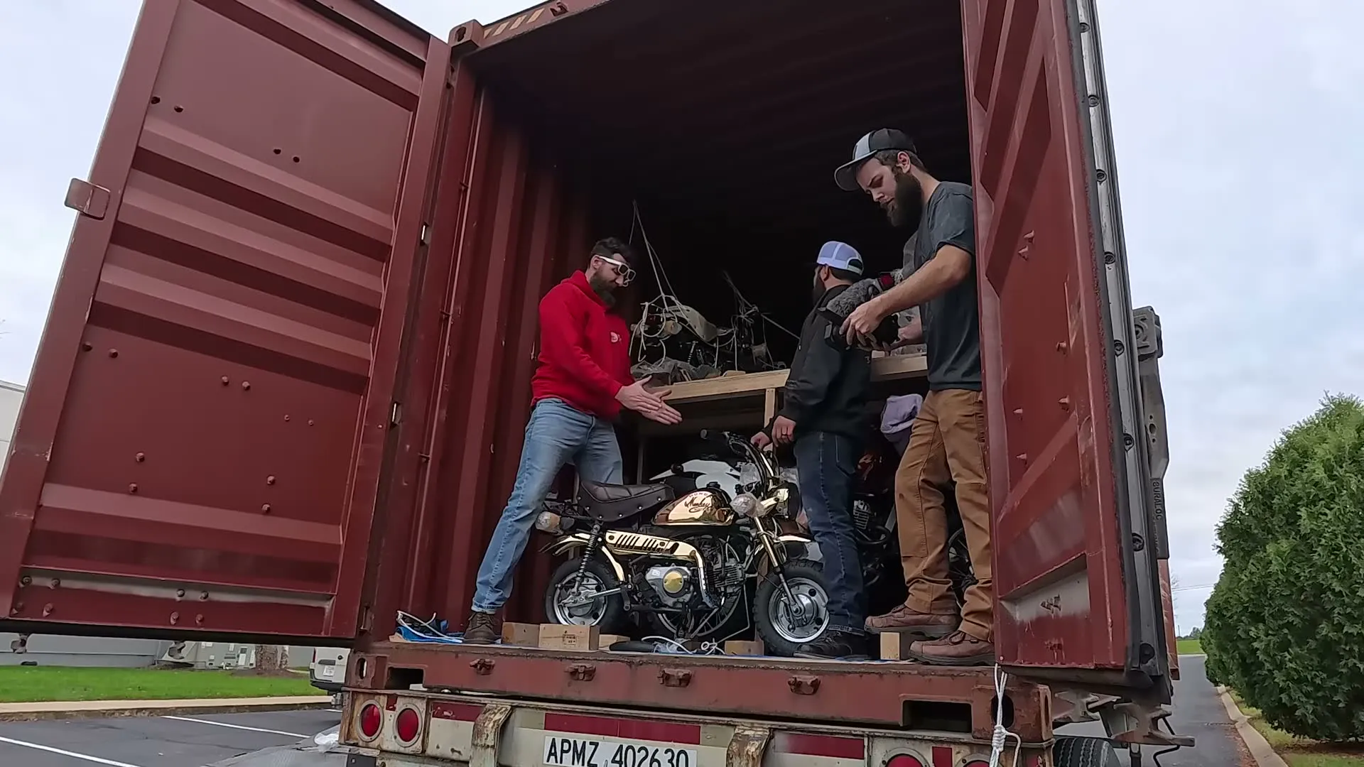 Il achète un container rempli de motos - 09