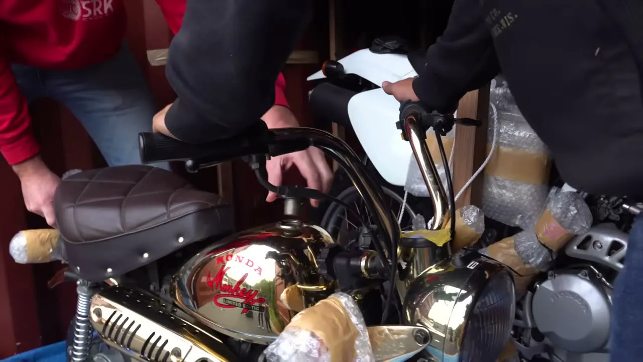 Il achète un container rempli de motos - 12