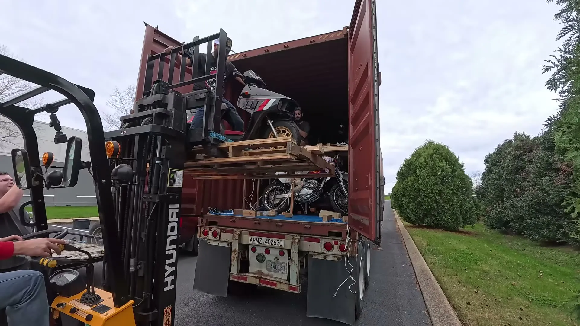 Il achète un container rempli de motos - 14