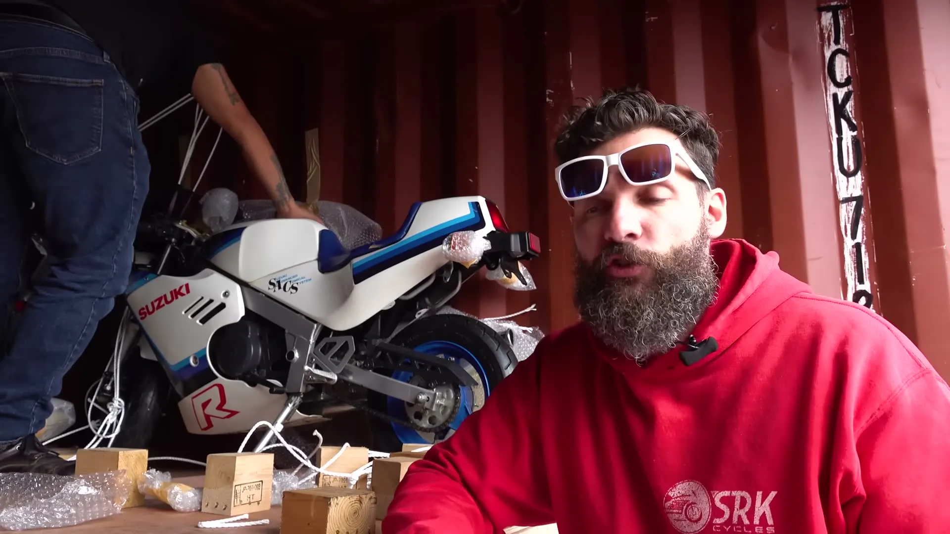 Il achète un container rempli de motos - 15