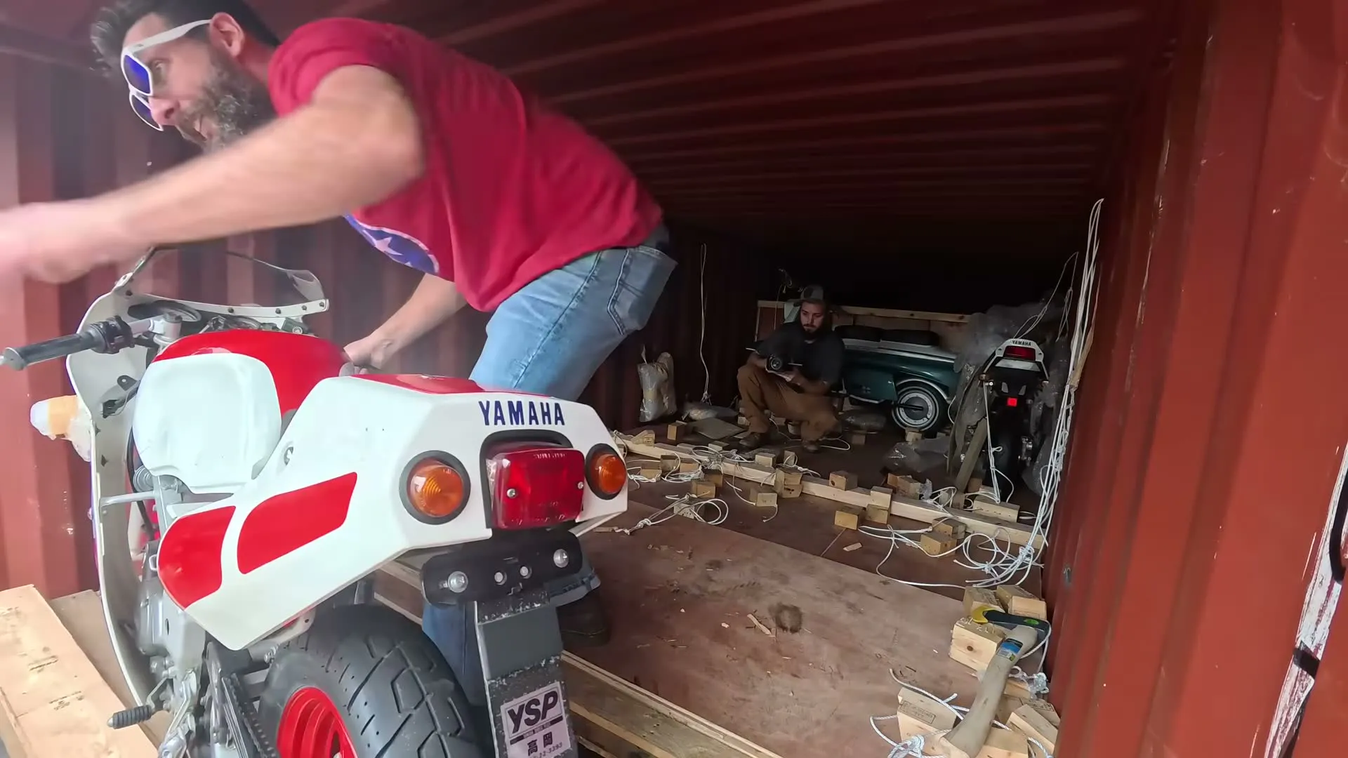 Il achète un container rempli de motos - 16