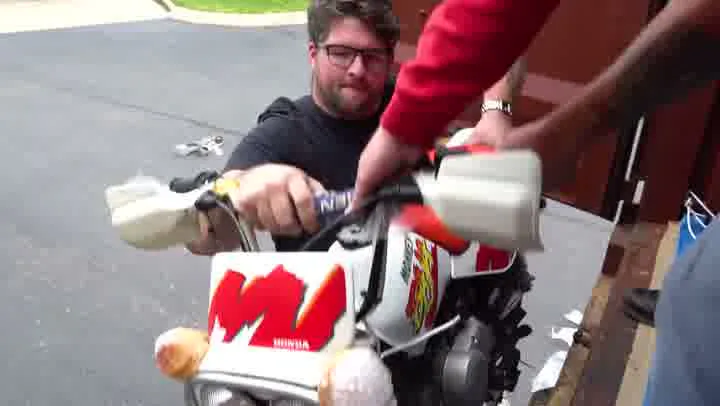 Il achète un container rempli de motos - 17