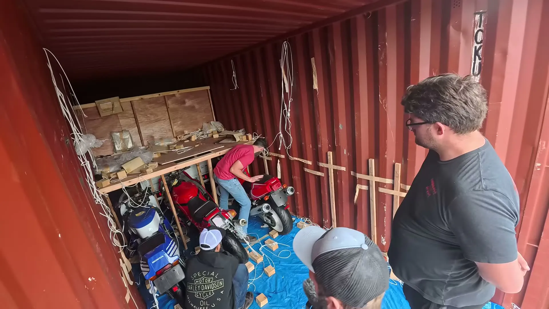 Il achète un container rempli de motos - 18
