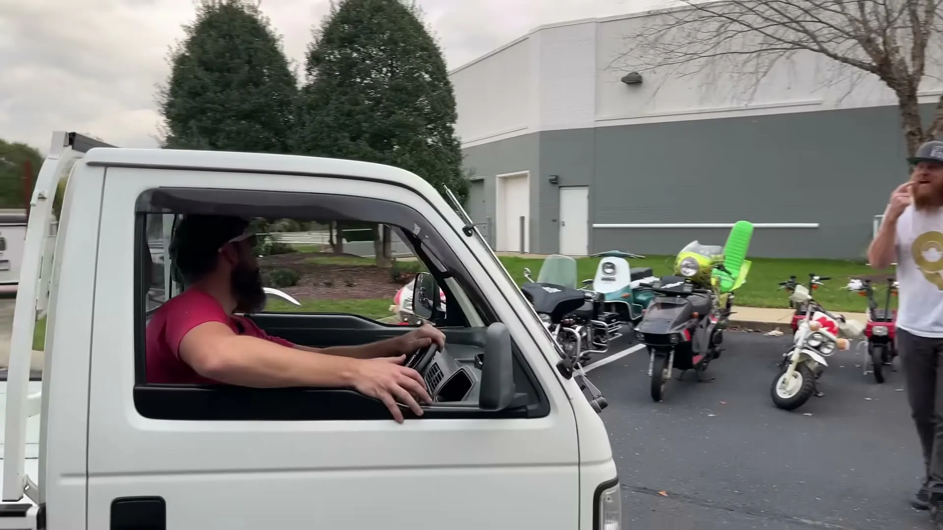 Il achète un container rempli de motos - 22