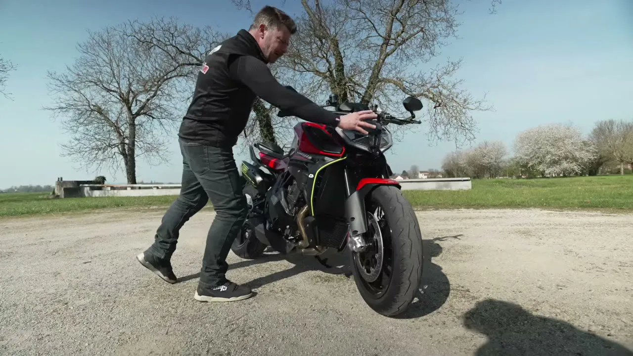 QJMOTOR SRK 921, test de la brutale - 05