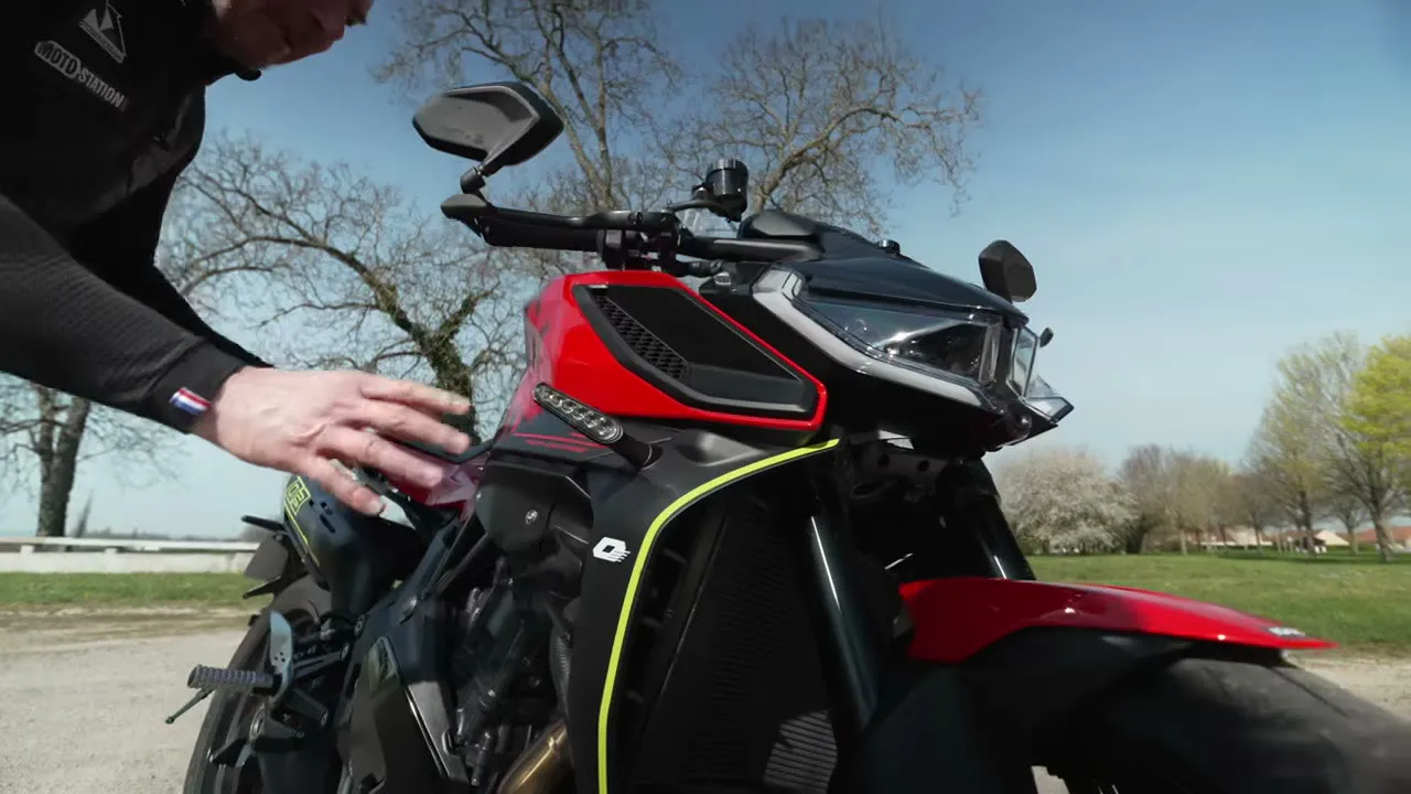QJMOTOR SRK 921, test de la brutale - 07
