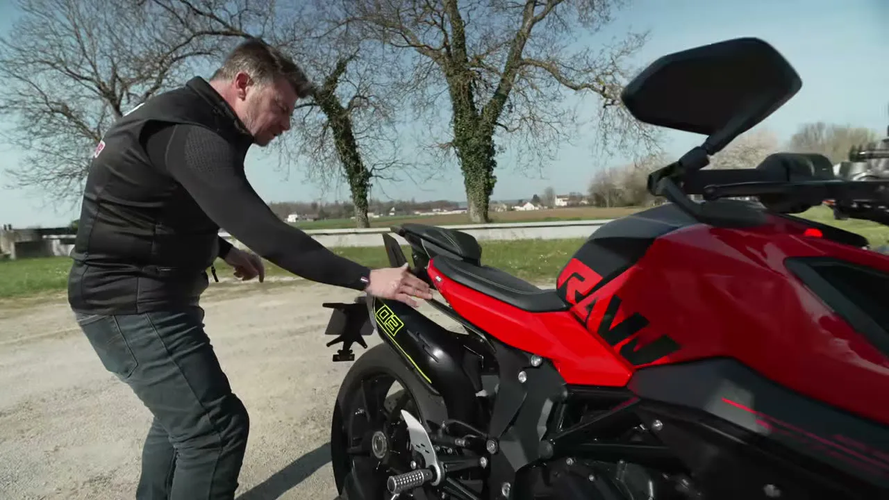 QJMOTOR SRK 921, test de la brutale - 08