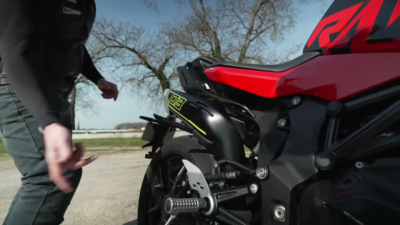 QJMOTOR SRK 921, test de la brutale - 09