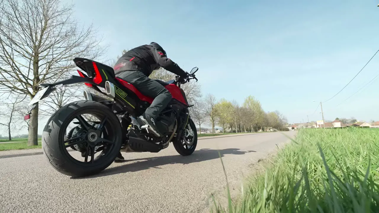 QJMOTOR SRK 921, test de la brutale - 11