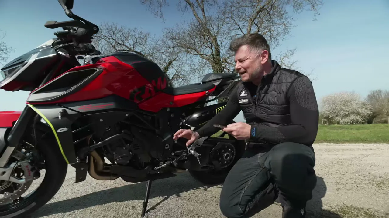 QJMOTOR SRK 921, test de la brutale - 12